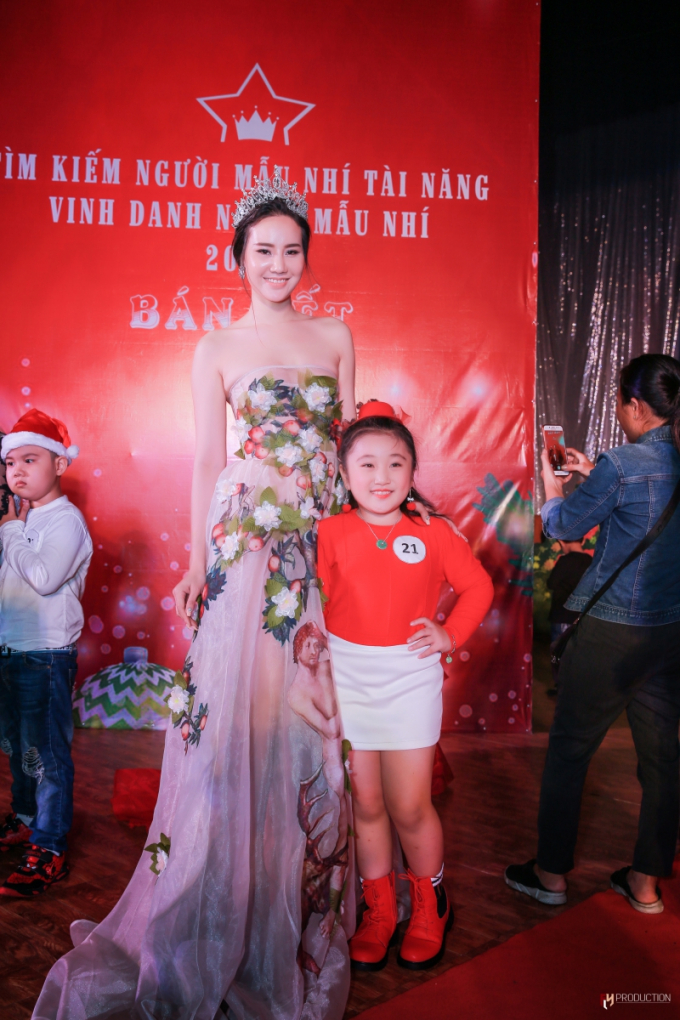 L&agrave;m gi&aacute;m khảo chương tr&igrave;nh d&agrave;nh cho mẫu nh&iacute;, Dương Yến Phi nhớ về tuổi thơ cơ cực