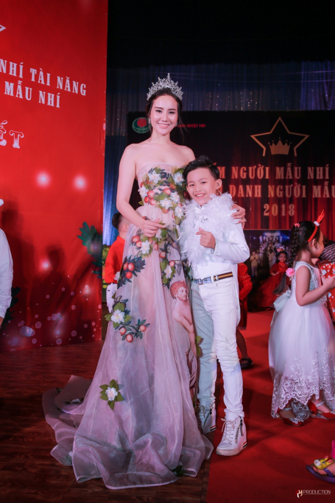 L&agrave;m gi&aacute;m khảo chương tr&igrave;nh d&agrave;nh cho mẫu nh&iacute;, Dương Yến Phi nhớ về tuổi thơ cơ cực