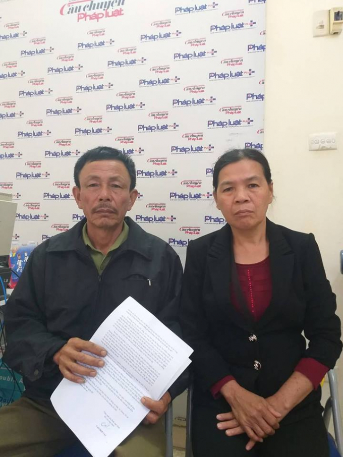 Vợ chồng &ocirc;ng Cao Hợp C&aacute;t tr&igrave;nh b&agrave;y sự việc tại t&ograve;a soạn Ph&aacute;p luật Plus.
