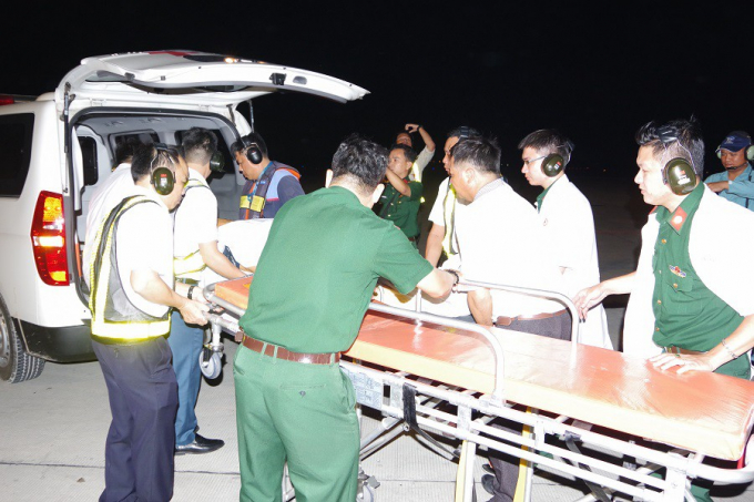 Người bệnh nhanh ch&oacute;ng được chuyển v&agrave;o Bệnh viện Qu&acirc;n y 175
