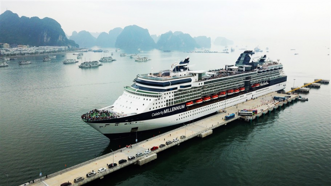 Cảng t&agrave;u kh&aacute;ch du lịch quốc tế Hạ Long lần đầu đ&oacute;n hai t&agrave;u 5 sao neo đậu c&ugrave;ng l&uacute;c