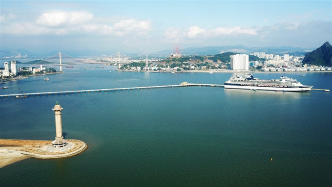 Cảng t&agrave;u kh&aacute;ch du lịch quốc tế Hạ Long lần đầu đ&oacute;n hai t&agrave;u 5 sao neo đậu c&ugrave;ng l&uacute;c