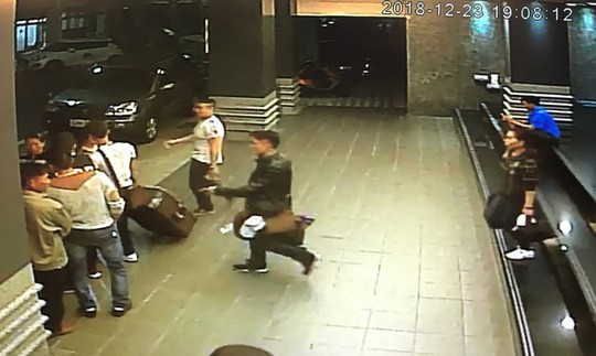 oạn video từ camera gi&aacute;m s&aacute;t cho thấy 152 du kh&aacute;ch Việt Nam &ldquo;mất t&iacute;ch&rdquo; khi tới Đ&agrave;i Loan đ&atilde; rời kh&aacute;ch sạn của họ ở TP Cao H&ugrave;ng ngay sau khi nhận ph&ograve;ng. Ảnh: CNA