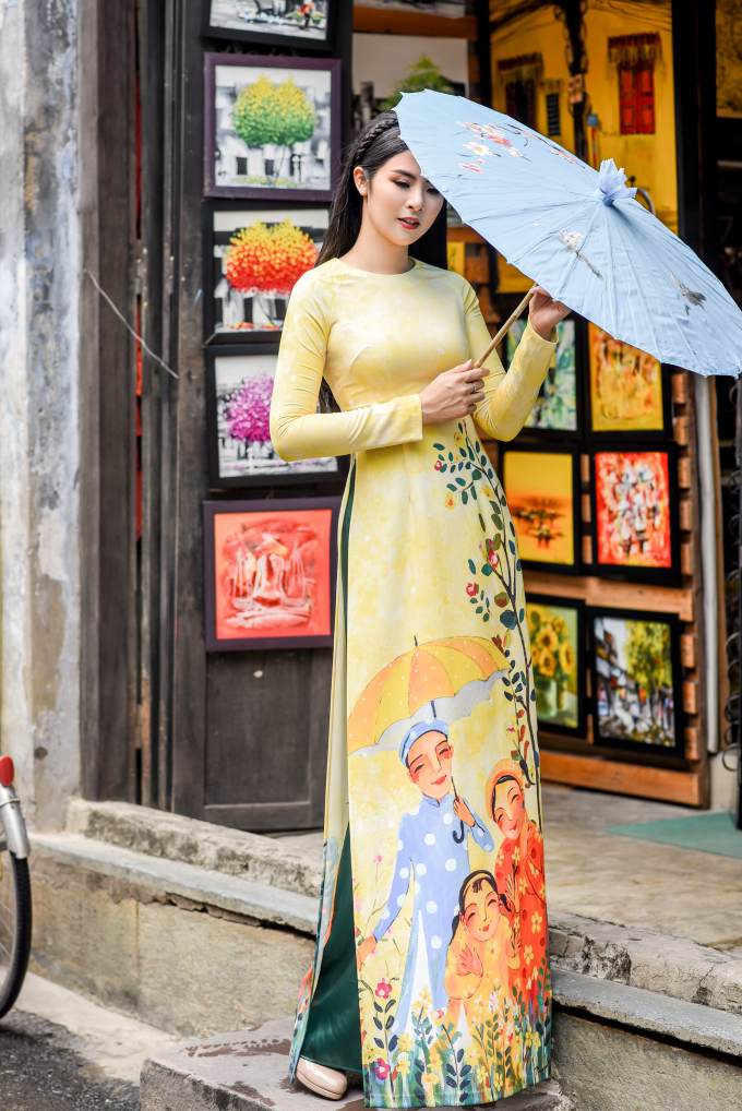 Ngọc H&acirc;n thoả l&ograve;ng khi diễn &aacute;o d&agrave;i trong 'Duy&ecirc;n d&aacute;ng Việt Nam'