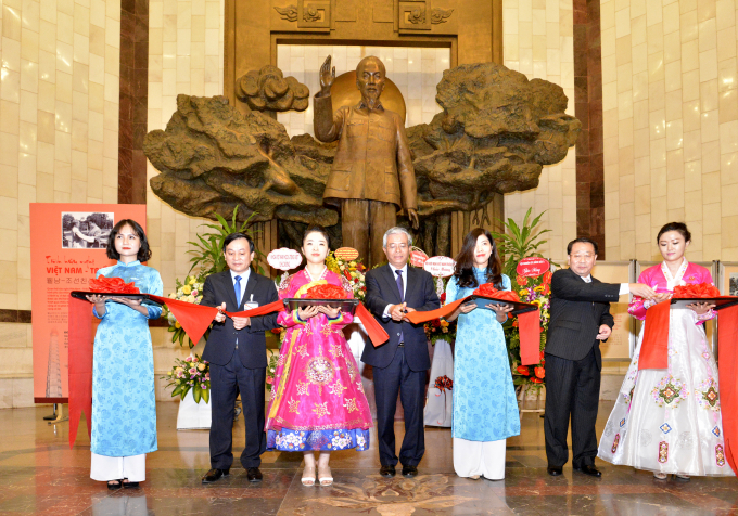 Lễ cắt băng khai mạc triển l&atilde;m.