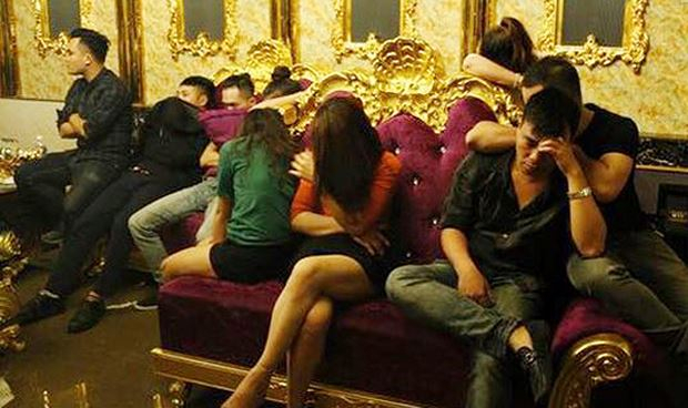 C&ocirc; gi&aacute;o tiểu học l&agrave; người được x&aacute;c định mang ma t&uacute;y v&agrave;o.