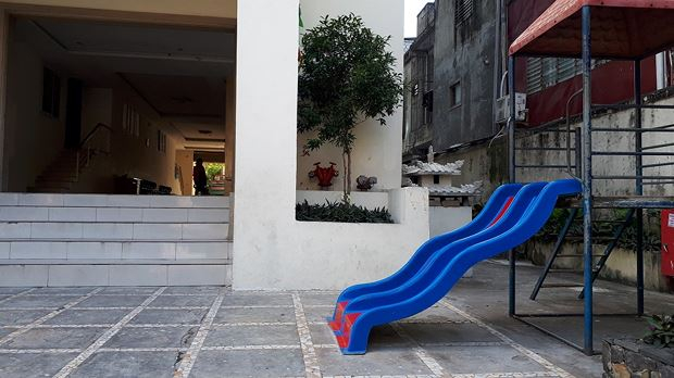 Khu vực cầu trượt tại s&acirc;n t&ograve;a chung cư, nơi xảy ra vụ vi&ecirc;n gạch rơi xuống l&agrave;m ch&aacute;u b&eacute; tử vong.