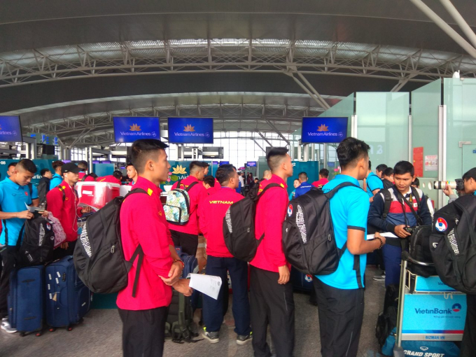 Nhằm hỗ trợ đội tuyển l&ecirc;n đường thuận lợi, Vietnam Airlines đ&atilde; d&agrave;nh ri&ecirc;ng quầy tại khu vực phục vụ kh&aacute;ch hạng Thương gia để Ban huấn luyện v&agrave; c&aacute;c cầu thủ ho&agrave;n th&agrave;nh thủ tục h&agrave;ng kh&ocirc;ng tại s&acirc;n bay.