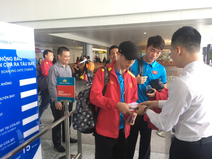 C&aacute;c th&agrave;nh vi&ecirc;n trong đội tuyển được ưu ti&ecirc;n l&ecirc;n m&aacute;y bay bằng lối đi d&agrave;nh ri&ecirc;ng cho h&agrave;nh kh&aacute;ch hạng Thương gia.