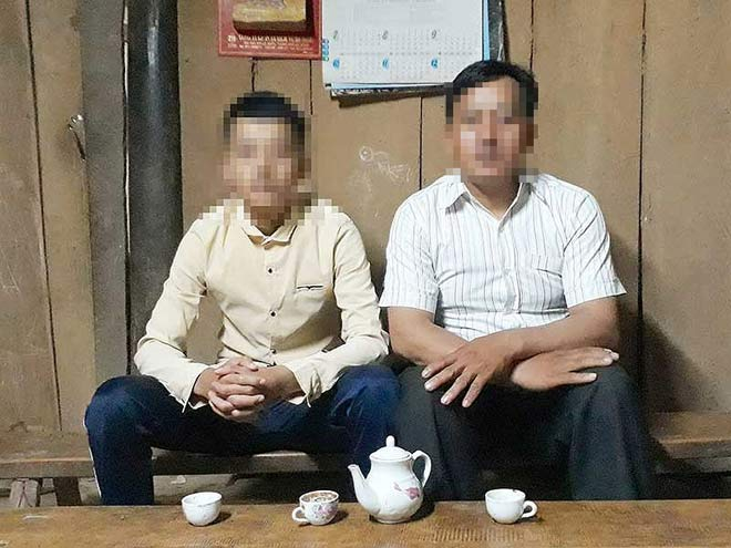 Hai cha con anh Ho&agrave;ng Văn Den. Ảnh: KT