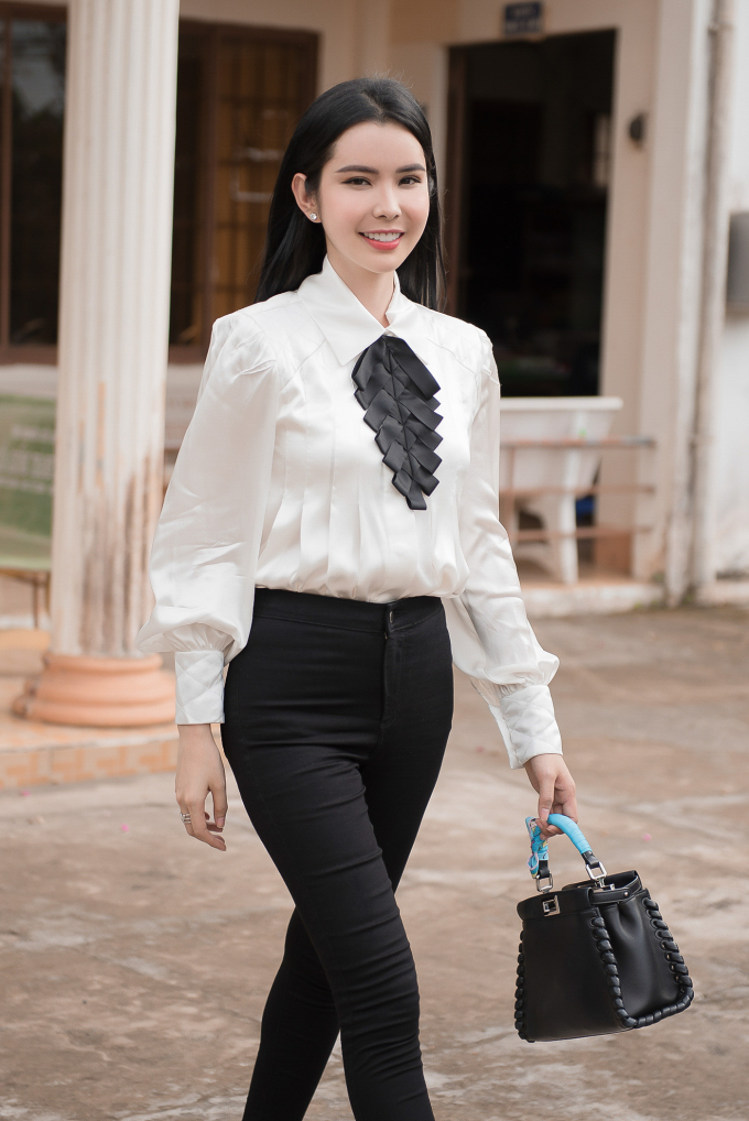 Huỳnh Vy tặng nh&agrave; t&igrave;nh thương, quy&ecirc;n g&oacute;p tiền x&acirc;y cầu ki&ecirc;n cố cho b&agrave; con tỉnh Đồng Th&aacute;p