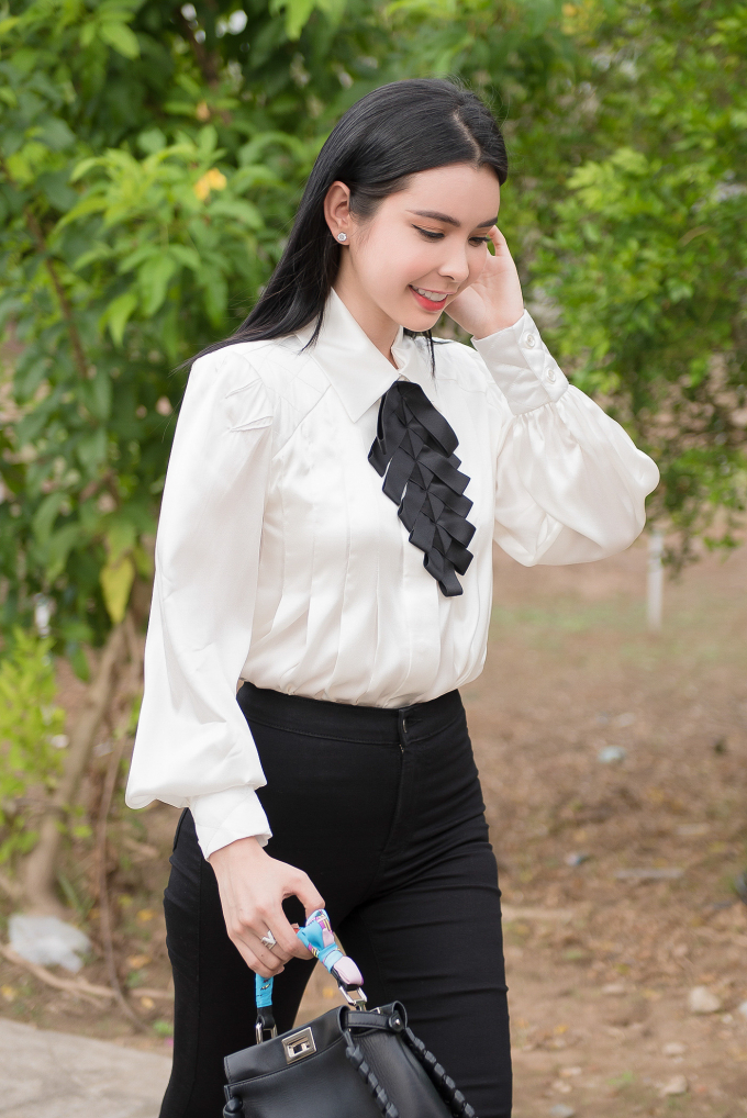 Huỳnh Vy tươi tắn trao bằng chứng nhận nh&agrave; cho 2 gia đ&igrave;nh tại địa phương. Mỗi căn nh&agrave; trị gi&aacute; 40 triệu đồng, diện t&iacute;ch 30m2 được x&acirc;y dựng khang trang, tươm tất.