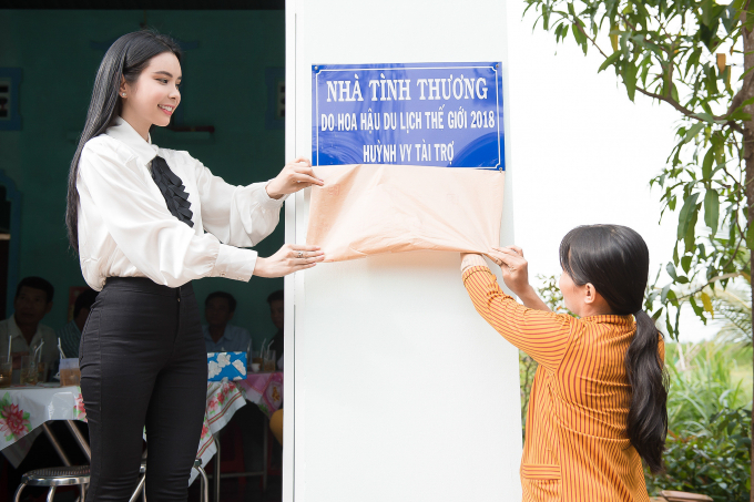 Huỳnh Vy tặng nh&agrave; t&igrave;nh thương, quy&ecirc;n g&oacute;p tiền x&acirc;y cầu ki&ecirc;n cố cho b&agrave; con tỉnh Đồng Th&aacute;p