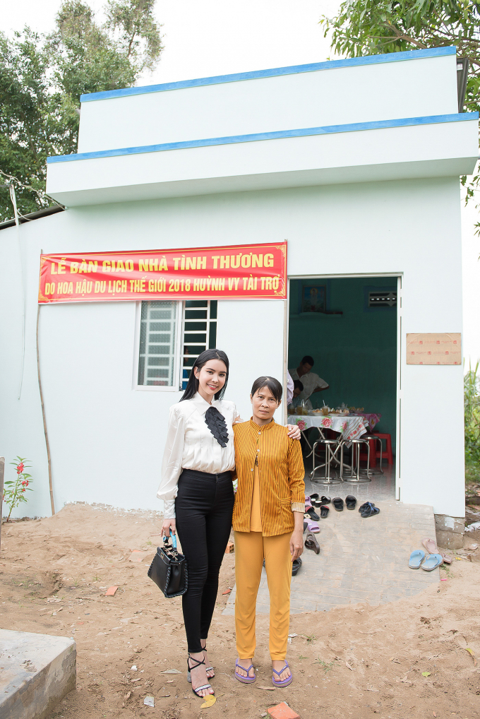 Huỳnh Vy tặng nh&agrave; t&igrave;nh thương, quy&ecirc;n g&oacute;p tiền x&acirc;y cầu ki&ecirc;n cố cho b&agrave; con tỉnh Đồng Th&aacute;p