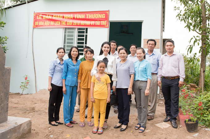 Hoa hậu cũng quyết định gửi tặng địa phương 120 triệu đồng để x&acirc;y lại một c&acirc;y cầu ki&ecirc;n cố, chắc chắn hơn cho b&agrave; con qua lại dễ d&agrave;ng.