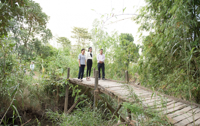 Huỳnh Vy tặng nh&agrave; t&igrave;nh thương, quy&ecirc;n g&oacute;p tiền x&acirc;y cầu ki&ecirc;n cố cho b&agrave; con tỉnh Đồng Th&aacute;p