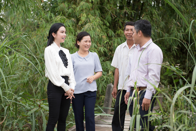 Huỳnh Vy tặng nh&agrave; t&igrave;nh thương, quy&ecirc;n g&oacute;p tiền x&acirc;y cầu ki&ecirc;n cố cho b&agrave; con tỉnh Đồng Th&aacute;p