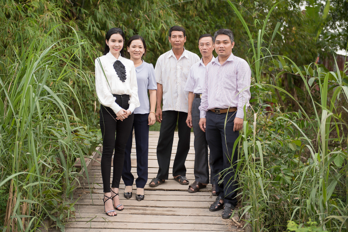 Huỳnh Vy c&ugrave;ng ch&iacute;nh quyền địa phương tiếp tục đi khảo s&aacute;t một c&acirc;y cầu tạm bợ ở trong v&ugrave;ng.&nbsp;