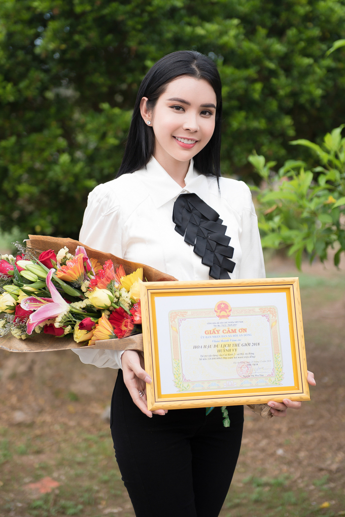 Huỳnh Vy tặng nh&agrave; t&igrave;nh thương, quy&ecirc;n g&oacute;p tiền x&acirc;y cầu ki&ecirc;n cố cho b&agrave; con tỉnh Đồng Th&aacute;p