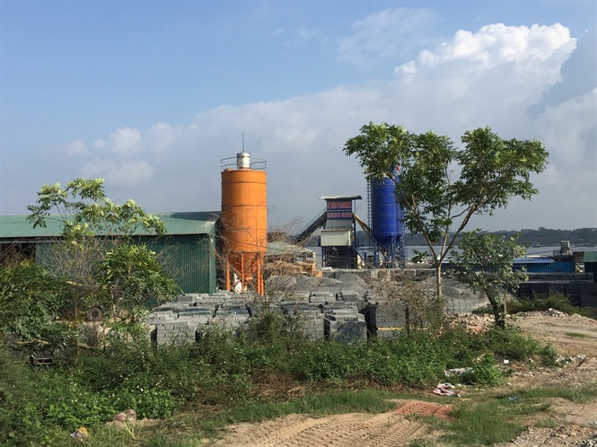 Trạm trộn b&ecirc; t&ocirc;ng tr&aacute;i ph&eacute;p x&acirc;y dựng ngay bờ hữu Hồng qua địa phận x&atilde; Văn Nh&acirc;n (Ph&uacute; Xuy&ecirc;n)