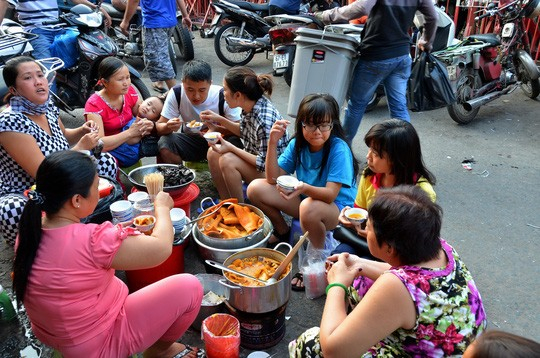 Theo TS. B&ugrave;i Trinh, việc thu thuế với qu&aacute;n c&oacute;c, xe &ocirc;m...l&agrave; kh&ocirc;ng n&ecirc;n v&agrave; kh&ocirc;ng khả thi.