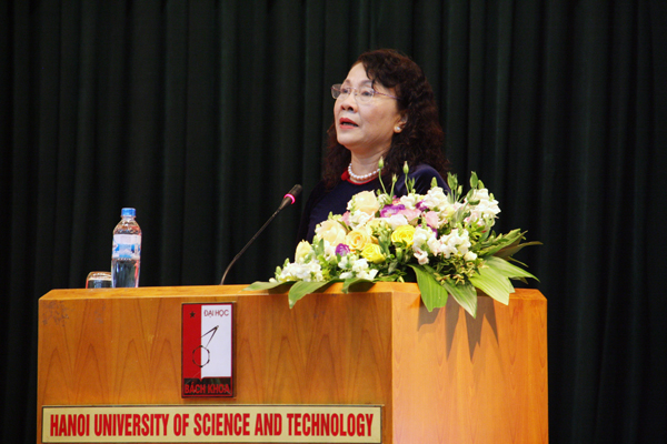 Thứ trưởng Bộ GD&amp;amp;amp;ĐT Nguyễn Thị Nghĩa ph&aacute;t biểu tại hội nghị