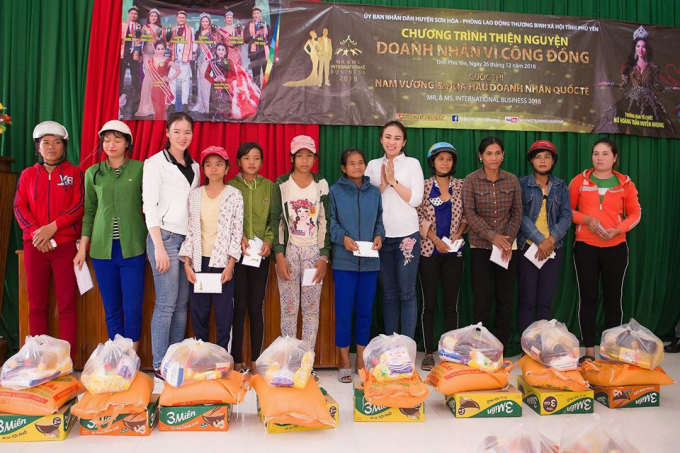 B&agrave; con&nbsp;đ&oacute;n nhận qu&agrave;.