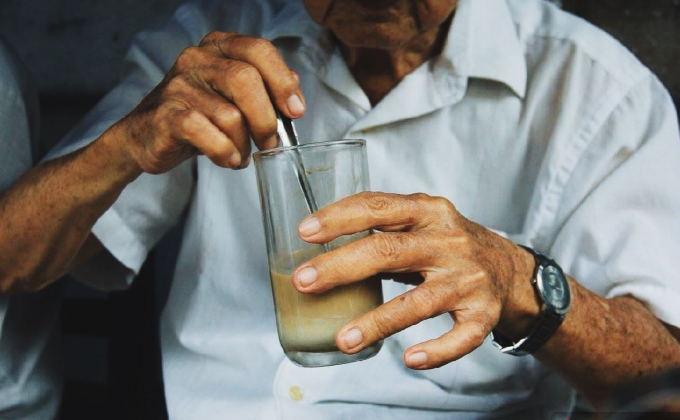 Người gi&agrave; vẫn c&oacute; thể d&ugrave;ng c&agrave; ph&ecirc; như thường - ảnh internet