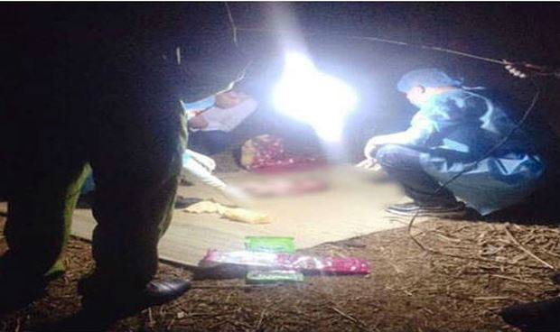 Lực lượng chức năng kh&aacute;m nghiệm hiện trường vụ việc.