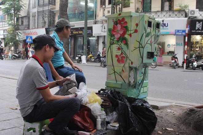 &ldquo;Dự &aacute;n n&agrave;y rất hay, từ h&ocirc;m ho&agrave;n th&agrave;nh đến nay c&oacute; rất nhiều người đi qua thấy lạ dừng lại ngắm ngh&iacute;a v&agrave; chụp ảnh&rdquo; - Anh Th&agrave;nh, một người đ&aacute;nh gi&agrave;y tr&ecirc;n phố Tr&agrave;ng Thi cho biết