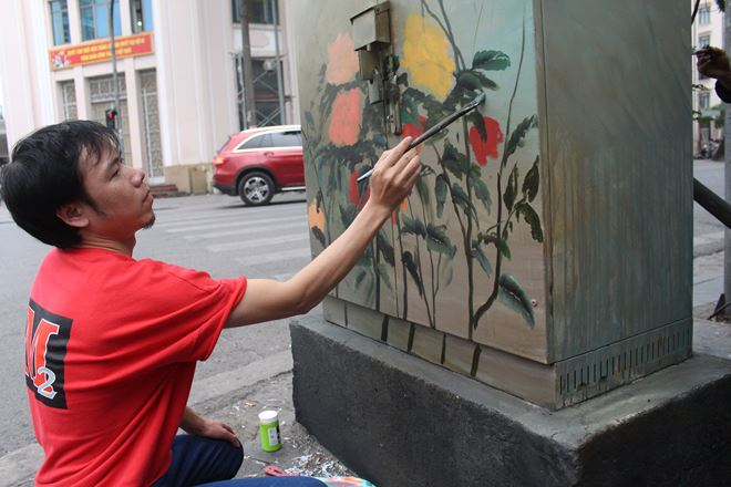 C&aacute;c họa sĩ sử dụng chất liệu sơn ngo&agrave;i trời, được phủ lớp bảo vệ b&ecirc;n ngo&agrave;i tr&aacute;nh bay m&agrave;u v&agrave; t&aacute;c động của thời tiết