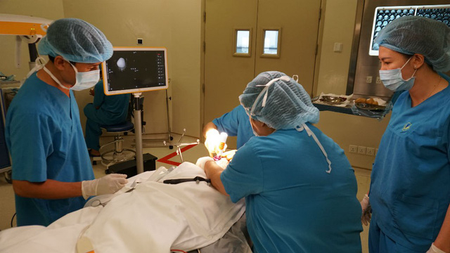 Trẻ mắc chứng u mạch m&aacute;u n&atilde;o th&igrave; xuất hiện chứng đau đầu, n&ocirc;n mửa