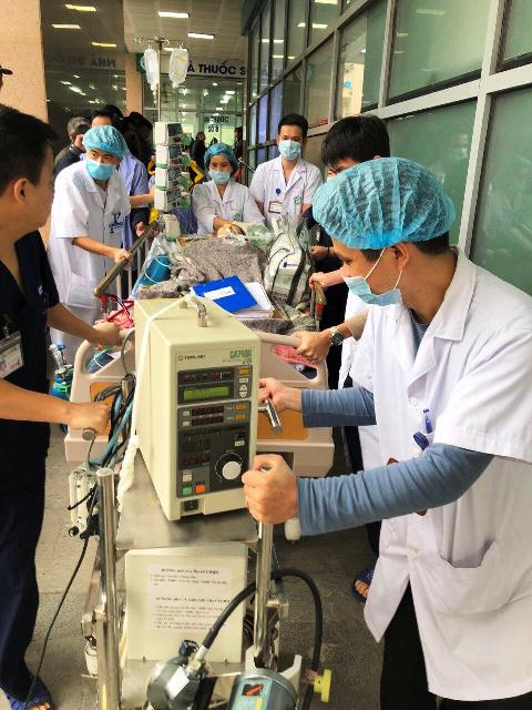 Đưa bệnh nh&acirc;n k&egrave;m hệ tuần ho&agrave;n nh&acirc;n tạo ECMO đến ph&ograve;ng mổ để thay van tim. Ảnh:&nbsp;Bệnh viện cung cấp.