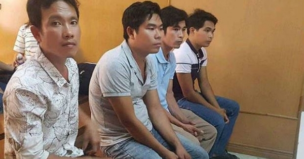 Cha đi vệ sinh nhìn về nhà hàng xóm, con bị đánh thương tích