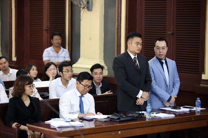 &Ocirc;ng Jerry Lim, Gi&aacute;m đốc Grab tại Việt Nam (&aacute;o vest đen) tại t&ograve;a.