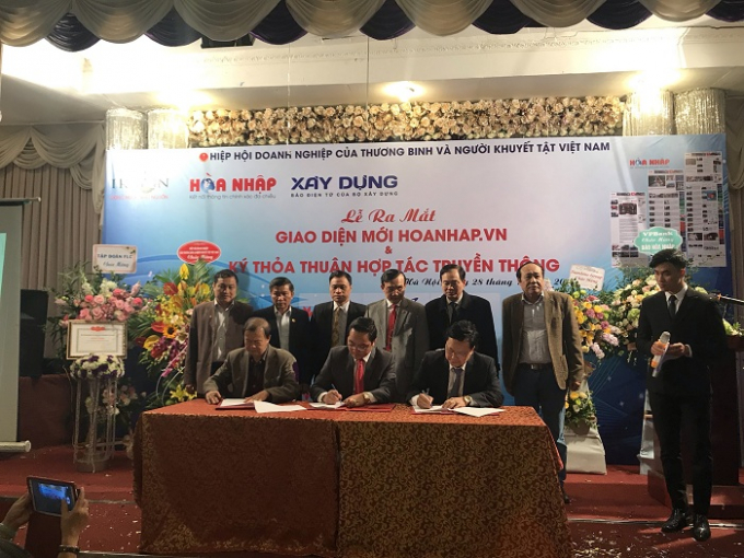 Đại diện Tạp ch&iacute; H&ograve;a Nhập, Tạp ch&iacute; Tri &Acirc;n, B&aacute;o X&acirc;y dựng k&yacute; thỏa thuận hợp t&aacute;c truyền th&ocirc;ng.