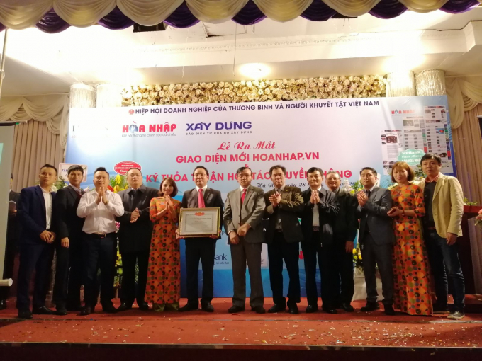 Đại diện c&aacute;c Tạp ch&iacute;, B&aacute;o x&acirc;y dựng v&agrave; c&aacute;c doanh nghiệp tham dự lễ k&yacute; kết