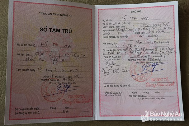 Sau khi trở về qu&ecirc;, b&agrave; Hoa được c&ocirc;ng an cấp số tạm tr&uacute;.