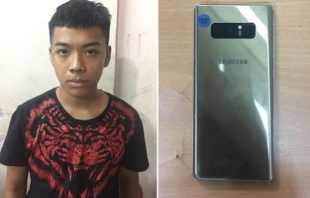 Đối tượng Đ&agrave;m Trần Thanh Sang c&ugrave;ng tang vật tại cơ quan điều tra.