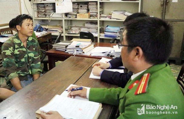 Đối tượng tại cơ quan c&ocirc;ng an (Ảnh: B&aacute;o Nghệ An).