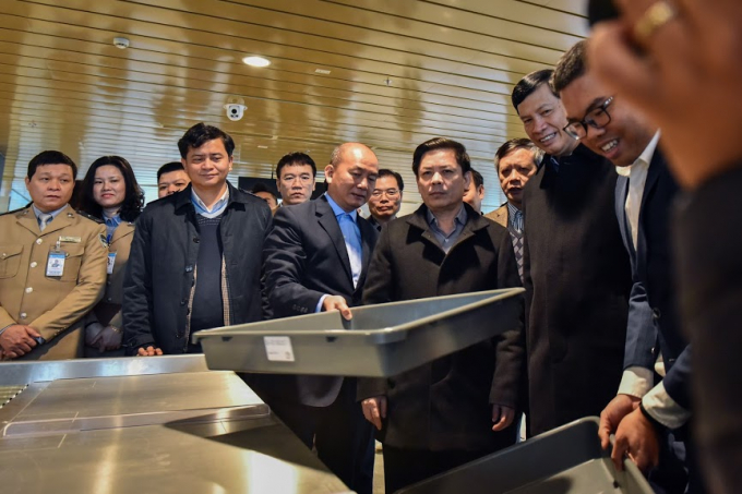 Bộ trưởng kiểm tra hệ thống trả khay tự động Ilane.