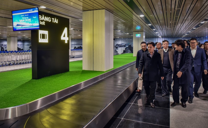 Bộ trưởng kiểm tra hệ thống băng chuyền h&agrave;nh l&yacute;.