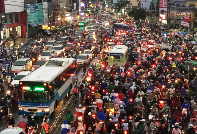 UBND TPHCM y&ecirc;u cầu kh&ocirc;ng để xảy ra t&igrave;nh trạng &ugrave;n tắc giao th&ocirc;ng k&eacute;o d&agrave;i nhất l&agrave; trong ng&agrave;y đầu v&agrave; ng&agrave;y cuối đợt nghỉ Tết (Ảnh: Dantri.vn)