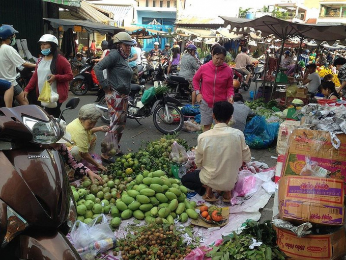 UBND TPHCM&nbsp;UBND TP y&ecirc;u cầu tiểu thương kh&ocirc;ng lấn chiếm l&ograve;ng lề đường g&acirc;y &aacute;ch tắc&nbsp;giao th&ocirc;ng v&agrave; trở ngại trong c&ocirc;ng t&aacute;c vệ sinh (Ảnh: Tienphong.vn)