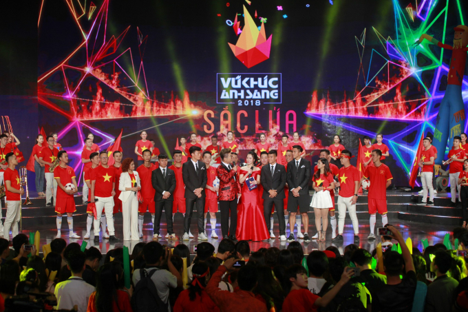 Ca sĩ Noo Phước Thịnh, cầu thủ Đ&igrave;nh Trọng sẽ c&ugrave;ng kh&aacute;n giả x&aacute;c lập kỷ lục nhiều người t&acirc;ng b&oacute;ng c&ugrave;ng một thời điểm nhất ngay tại s&acirc;n khấu chương tr&igrave;nh.