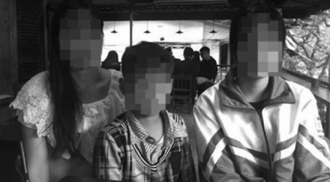 Ba mẹ con chị Đ. trong đ&oacute; c&oacute; em H. tr&igrave;nh b&agrave;y lại việc bị em n&agrave;y bị bố đẻ bạo h&agrave;nh v&agrave; cầu cứu cơ quan chức năng.