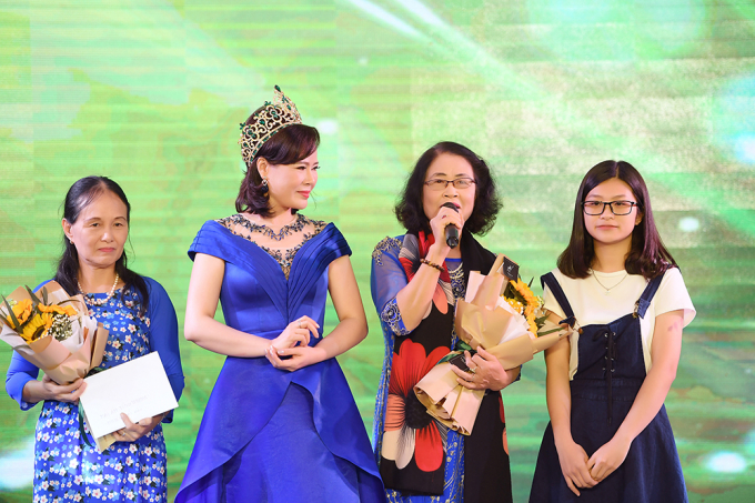 Qu&aacute;n qu&acirc;n Người mẫu Qu&yacute; b&agrave; đ&atilde; d&agrave;nh to&agrave;n bộ số tiền thưởng sau khi đăng quang để tặng trường học v&agrave; m&aacute;i ấm t&igrave;nh thương tại Nam Định.