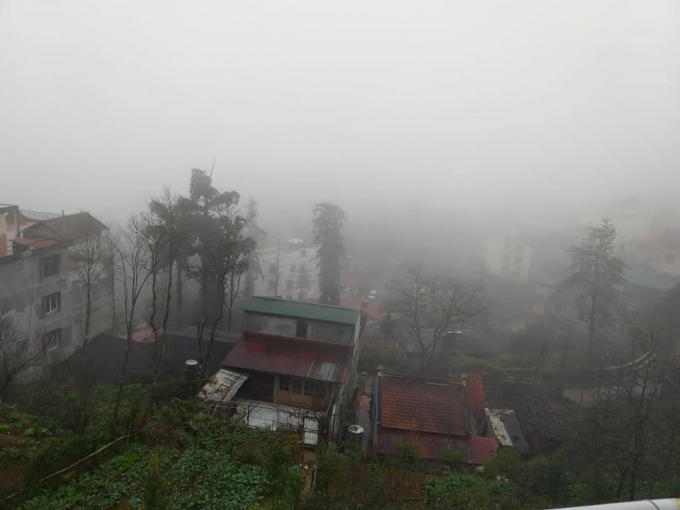 Tại Thị trấn Sa Pa sương m&ugrave;&nbsp;đang phủ d&agrave;y&nbsp;đặc v&agrave; mỗi l&uacute;c một tăng.