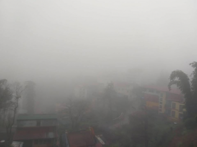 Do sương m&ugrave; bao phủ d&agrave;y, c&aacute;c phương tiện&nbsp;đổ về Thị trấn Sa Pa gặp nhiều kh&oacute; khăn.