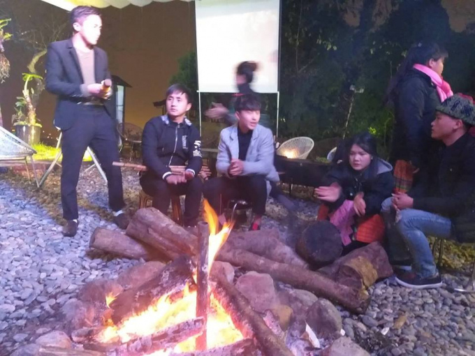 Kh&aacute;ch du lịch&nbsp;đến Sa Pa phải ngồi 1 chỗ&nbsp;đốt lửa sưởi&nbsp;ấm do tời tiết xấu.